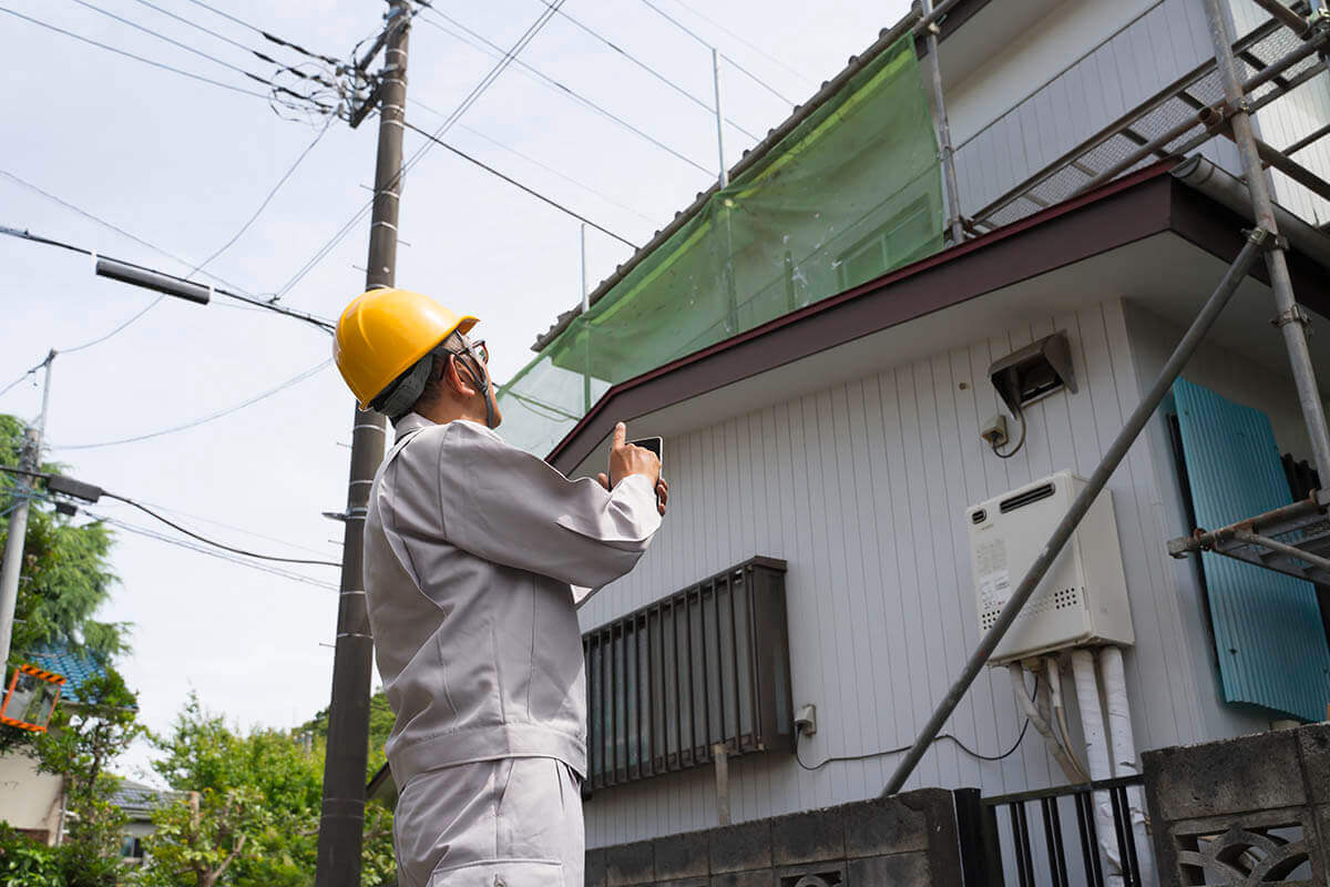 住宅とヘルメットの男性 現地調査